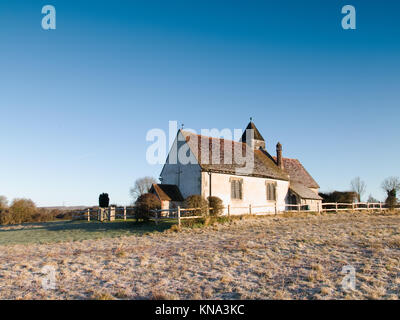 St Huberts Kirche Idsworth Hampshire UK - 11. Jahrhundert Land, Kirche - Sonnenaufgang am frostigen Morgen im Dezember Stockfoto