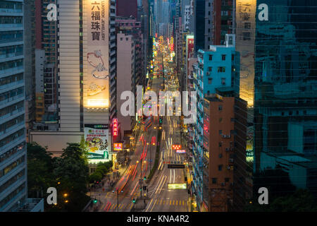 Verkehr in einer belebten Straße in Hongkong Stockfoto