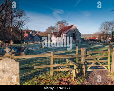 St. Michael und All Saints Church, chalton Hampshire - Sonnenaufgang an einem frostigen Morgen - Chor aus dem 13. Jahrhundert - hundert FInchdean in Doomsday Book Stockfoto