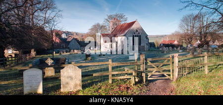 St. Michael und All Saints Church, chalton Hampshire - Sonnenaufgang an einem frostigen Morgen - Chor aus dem 13. Jahrhundert - hundert FInchdean in Doomsday Book Stockfoto