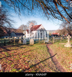 St. Michael und All Saints Church, chalton Hampshire - Sonnenaufgang an einem frostigen Morgen - Chor aus dem 13. Jahrhundert - hundert FInchdean in Doomsday Book Stockfoto