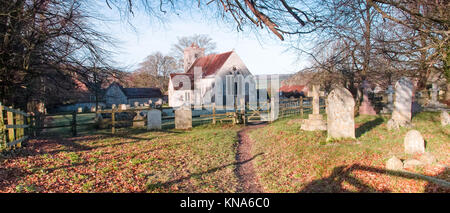 St. Michael und All Saints Church, chalton Hampshire - Sonnenaufgang an einem frostigen Morgen - Chor aus dem 13. Jahrhundert - hundert FInchdean in Doomsday Book Stockfoto