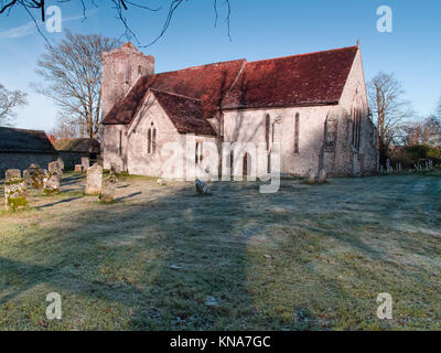 St. Michael und All Saints Church, chalton Hampshire - Sonnenaufgang an einem frostigen Morgen - Chor aus dem 13. Jahrhundert - hundert FInchdean in Doomsday Book Stockfoto