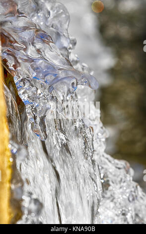 Eiszapfen an gefrorenen Wasserfall Stockfoto