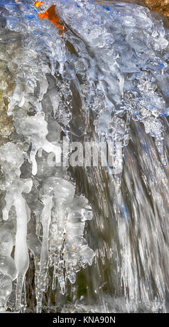 Eiszapfen an gefrorenen Wasserfall Stockfoto