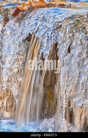 Eiszapfen an gefrorenen Wasserfall Stockfoto