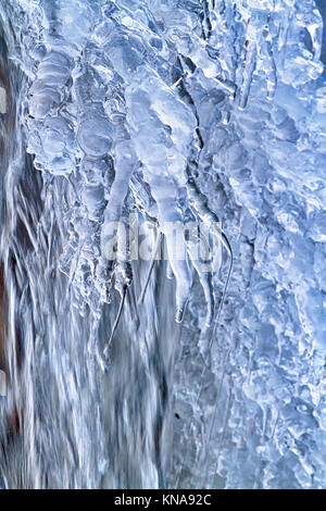 Eiszapfen an gefrorenen Wasserfall Stockfoto