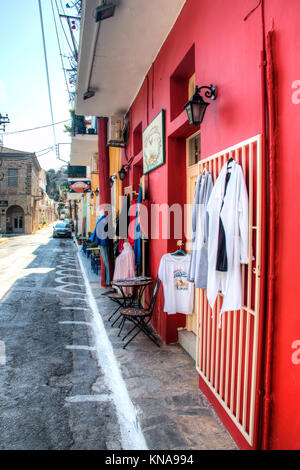 KORONI, Griechenland - September 2017: Eine typische Straße mit historischen Häuser und Geschäfte in Koroni, Messenien, Griechenland Stockfoto