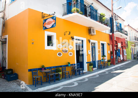 KORONI, Griechenland - September 2017: Eine typische Straße mit historischen Häuser und Geschäfte in Koroni, Messenien, Griechenland Stockfoto