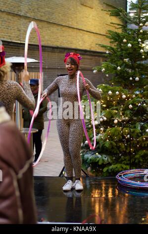 Afrikanische Hula Hoop dance Anzeige an Afrikanischen Weihnachtsmarkt auf große Suffolk Street, London UK Stockfoto