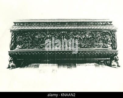 Diese italienische Cassone aus der Renaissance ist mit dekorativer Handwerkskunst ausgestattet und dient als funktionale Aufbewahrung und kunstvolle Präsentation. Stockfoto