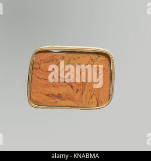 Dieses Glasmosaik-Intarsien-Fragment zeigt alte dekorative Handwerkskunst, die in architektonischen Verzierungen und kulturellen Kunstpraktiken verwendet wurde. Stockfoto