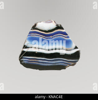 Dieses gerippte Glasmosaik-Schälfragment demonstriert komplizierte Handwerkskunst, dekorative Techniken und die Verwendung von Mosaiken in alten funktionalen und künstlerischen Objekten. Stockfoto