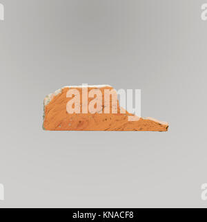 Dieses Fragment aus Glasmarmor mit Mosaikeinlagen demonstriert komplizierte Handwerkskunst, Muster und dekorative Verwendung in historischen Glasarbeiten. Stockfoto