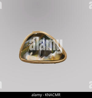 Dieses Fragment der gerippten Glasmosaikschale aus der MET-Kollektion zeigt komplexe Mosaikarbeiten und die geschickte Verwendung von Glas in dekorativen Objekten. Stockfoto