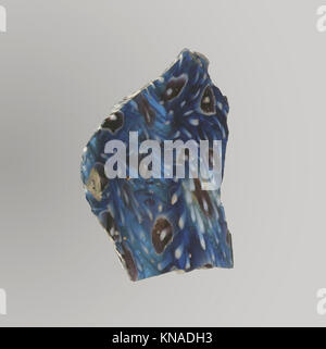 Ein Glasmosaik mit Rippenschalen, das antike dekorative Glasarbeiten darstellt und in historischen Studien- und Illustrationskontexten verwendet wird. Stockfoto