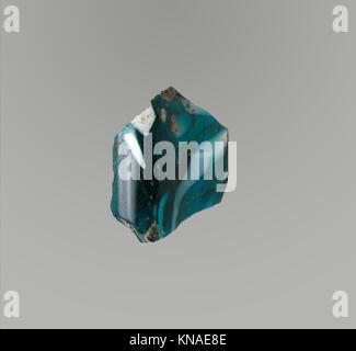 Dieses gerippte Glasmosaik-Schälfragment demonstriert künstlerische Techniken, dekorativen Stil und Materialverwendung, die für seine historische Periode charakteristisch sind. Stockfoto