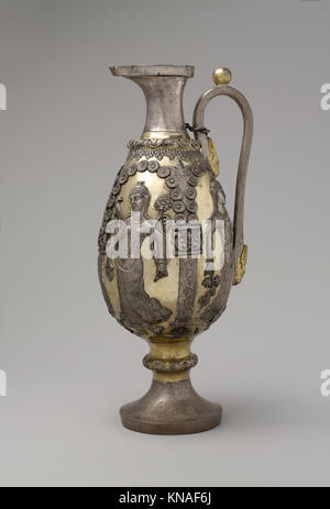 Ewer mit tanzenden Weibchen in Arkaden TRAF DP247429 325865 Stockfoto