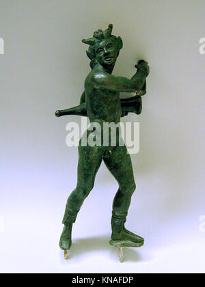 Bronzestatuette eines Satyrs mit einer Amphore MET sf0728690a 247970 Roman, Bronzestuette eines Satyrs mit einer Amphore, 1. Jahrhundert n. Chr., Bronze, H. 7 Zoll (17.8 cm). Das Metropolitan Museum of Art, New York. Rogers Fund, 1907 (07.286.90) Stockfoto