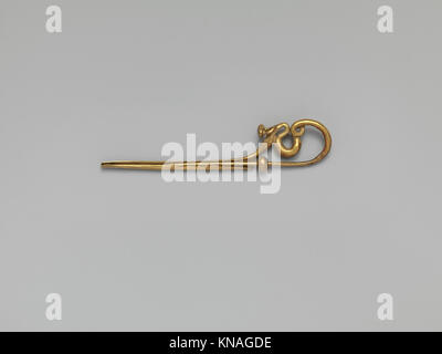 Vergoldete Serpentinen-Fibel (Sicherheitsstift) ERFÜLLT DP258697 245986 Stockfoto