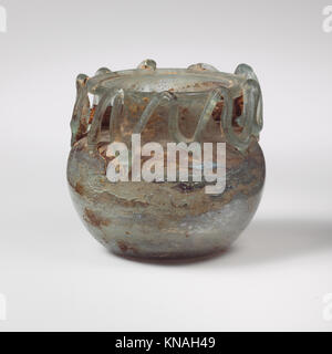 Dieser Glasbecher demonstriert kompliziertes Design und handwerkliches Können und spiegelt historische Glasarbeiten und handwerkliche Techniken in der Schiffsproduktion wider. Stockfoto