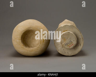 Dieses hölzerne Canopic-Glas, mit Hieroglyphen verziert, enthielt Organe während der Mumifizierung und spiegelt den ägyptischen Glauben an das Jenseits und die Erhaltung wider. Stockfoto