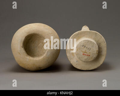 Dieses ägyptische Kanopenglas enthielt innere Organe, die handwerkliches Können und religiöse Symboliken zeigten, und wurde in Begräbnispraktiken verwendet, die Teil der MET-Sammlung waren. Stockfoto