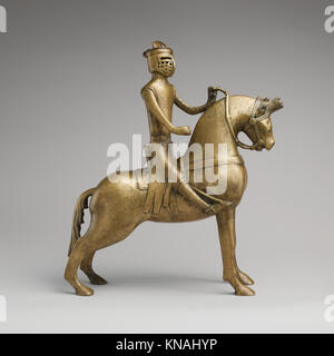 Dieses Aquamanil in Form eines berittenen Ritters veranschaulicht mittelalterliches zeremonielles Design, Handwerkskunst und funktionale Verwendung. Stockfoto