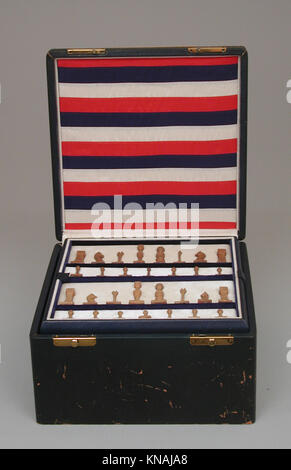 Dieses Set von 30 Schachspielern und seine Box demonstriert historische Handwerkskunst, Kunstfertigkeit und Design und spiegelt die kulturelle und soziale Bedeutung des Schachs wider. Stockfoto