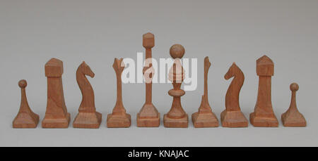 Dieses Set von 30 Schachspielern und seine Box veranschaulicht komplexe Schnitzerei, Kunstfertigkeit und strategisches Design in historischen Brettspielen. Stockfoto