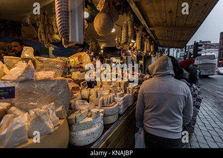 Marktstand Händler servieren Speisen und Getränke für Kunden an der Manchester Weihnachtsmärkte Rund um die City, Manchester, England, Großbritannien Stockfoto