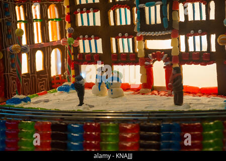 Künstlerische Details von Lebkuchen Downtown Office Gebäude mit Innenbeleuchtung durch die Fenster in den Innenhof sind ein paar menschliche Figuren und Stockfoto