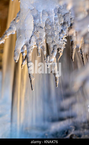 Gefrorenen Wasserfall am Morgen Sonnenlicht, Ledges State Park, Iowa, USA. Stockfoto