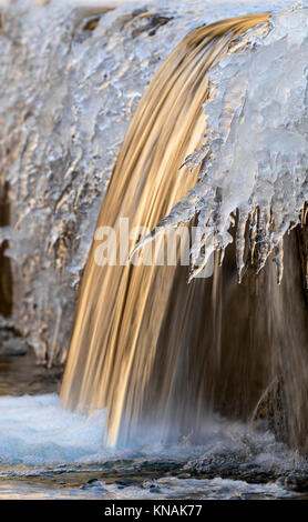 Gefrorenen Wasserfall am Morgen Sonnenlicht, Ledges State Park, Iowa, USA. Stockfoto