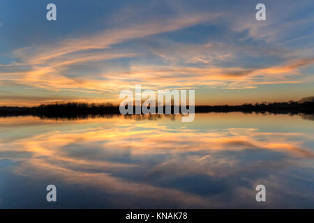 Sonnenuntergang über Ada Hayden Lake, Ames, Iowa, USA. Stockfoto