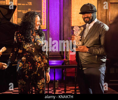 Von der Kritik gefeierten, amerikanischer Jazz singer-songwriter Gregory Porter hat die erste mobo Award Gewinner 2017 geworden, mit nach Hause nehmen das Mobo herausragender Beitrag zur Music Award in der Londoner Gresham Center Mit: Gregory Porter, Kanya King Wo: London, Großbritannien Wann: 07 Aug 2017 Quelle: wenn.com Stockfoto