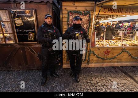 Bewaffnete Polizisten im Dienst und auf Patrouille an der Manchester Weihnachtsmärkte Rund um die City, Manchester, England, Großbritannien Stockfoto