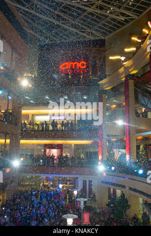 Faux Snow Show im Atrium des Pacific Place in Seattle, Washington am 9. Dezember 2017 Stockfoto