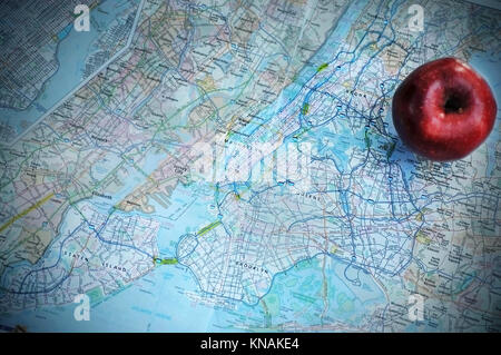 Ein Apple abgebildet mit einer Karte von New York City. Stockfoto