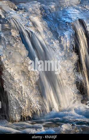 Gefrorenen Wasserfall am Morgen Sonnenlicht, Ledges State Park, Iowa, USA. Stockfoto