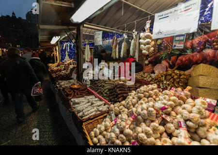 Marktstand Händler servieren Speisen und Getränke für Kunden an der Manchester Weihnachtsmärkte Rund um die City, Manchester, England, Großbritannien Stockfoto