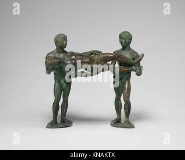 Dieser Bronzegriff aus einer Kosmetikbox demonstriert funktionelle und dekorative Handwerkskunst, die typisch für die historische Zeit ist. Stockfoto