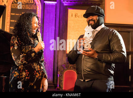 Von der Kritik gefeierten, amerikanischer Jazz singer-songwriter Gregory Porter hat die erste mobo Award Gewinner 2017 geworden, mit nach Hause nehmen das Mobo herausragender Beitrag zur Music Award in der Londoner Gresham Center Mit: Gregory Porter, Kanya King Wo: London, Großbritannien Wann: 07 Aug 2017 Quelle: wenn.com Stockfoto