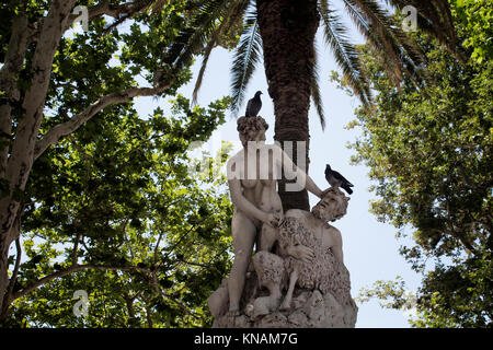 Zwei Tauben auf Skulpturen von Amerling Satyr und Nymphe in Dubrovnik/Kroatien mit Bäumen im Hintergrund. Stockfoto