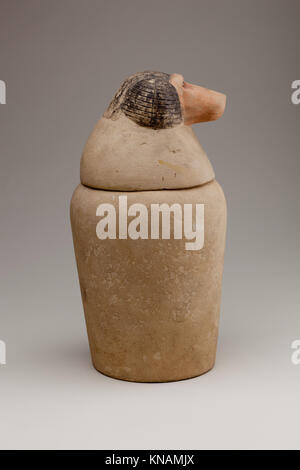 In diesem Hapy Canopic-Glas waren innere Organe in der altägyptischen Begräbnispraxis untergebracht, die religiöse Bedeutung und Begräbnistraditionen betonten. Stockfoto