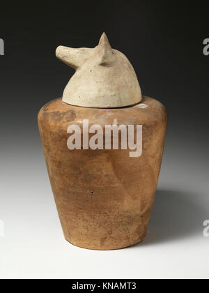 Diese Abbildung zeigt das Kanopenglas von Tetinakht mit Duamutef, das in altägyptischen Begräbnispraktiken verwendet wurde. Stockfoto