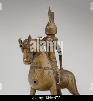 Das Aquamanil ist ein mittelalterlicher Wasserkrug in Form eines Ritters zu Pferd, der funktionale und künstlerische Metallhandwerkskunst veranschaulicht. Stockfoto
