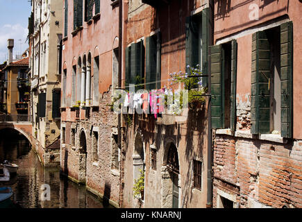 Anzeigen von Hung gewaschene Kleidung auf einem alten, historischen, typisches Gebäude in Venedig/Italien. Bild zeigt die Kultur und Lebensart der Region. Stockfoto