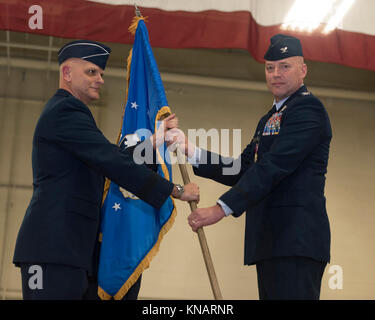 Us Air Force Colonel William McDonough, rechts, der Kommandant der 182 Operations, Illinois Air National Guard, erhält das Kommando über die 182. Airlift Wing von Generalmajor Ron Paul, der Assistent Adjutant General-Air der Illinois National Guard, während Commander's Anruf in Peoria, Illinois, November 4, 2017. McDonough erhielt das Kommando über die Flügel von Colonel William Robertson, der den Flügel für 13 Jahre vor seiner Promotion allgemein und Transfer zum Zustand der Zentrale zum brigadier geboten. (U.S. Air National Guard Stockfoto