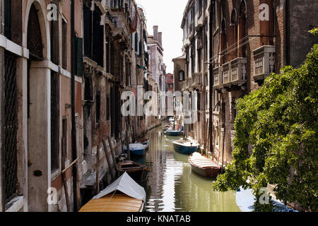 Blick auf die Boote auf den Kanal und die alten, typischen, historischen Gebäuden in Venedig/Italien. Stockfoto